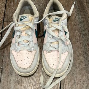 Girls Nike dunks 2y